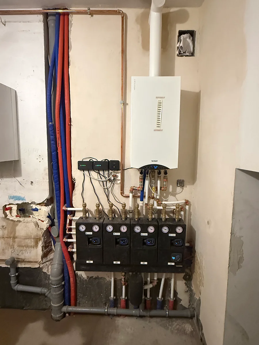 Instalacja centralnego ogrzewania — realizacja MGAZ Instalacja centralnego ogrzewania z grzejnikami i rozdzielaczem