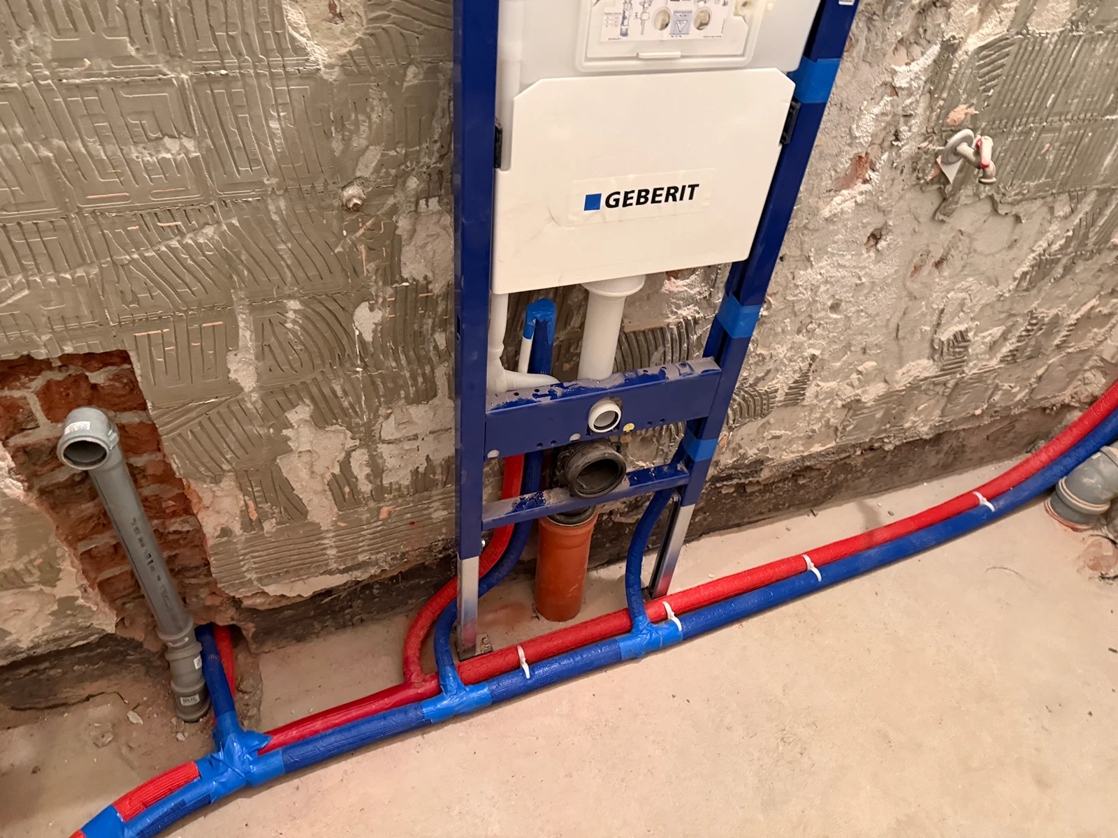 Instalacje wodno-kanalizacyjne — realizacja MGAZ Rozprowadzone instalacje wodno-kanalizacyjne w budynku