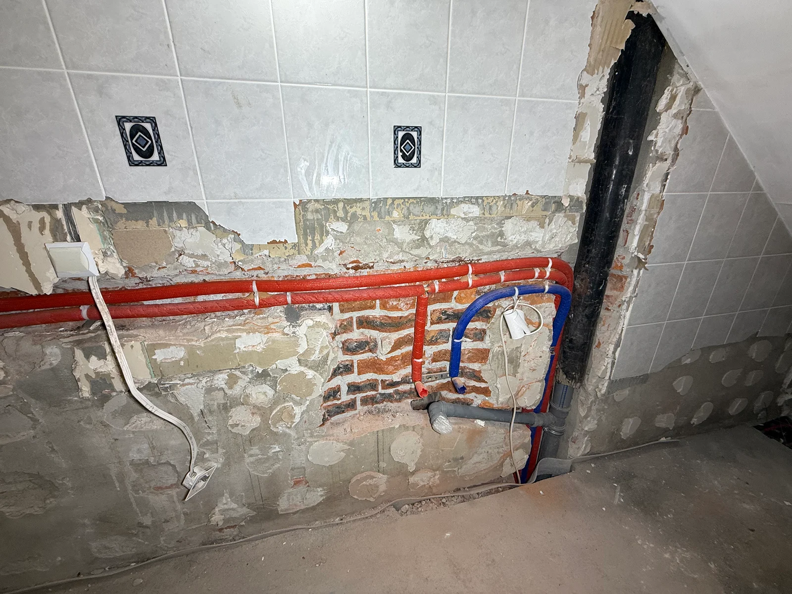 Instalacje wodno-kanalizacyjne — realizacja MGAZ Rozprowadzone instalacje wodno-kanalizacyjne w budynku