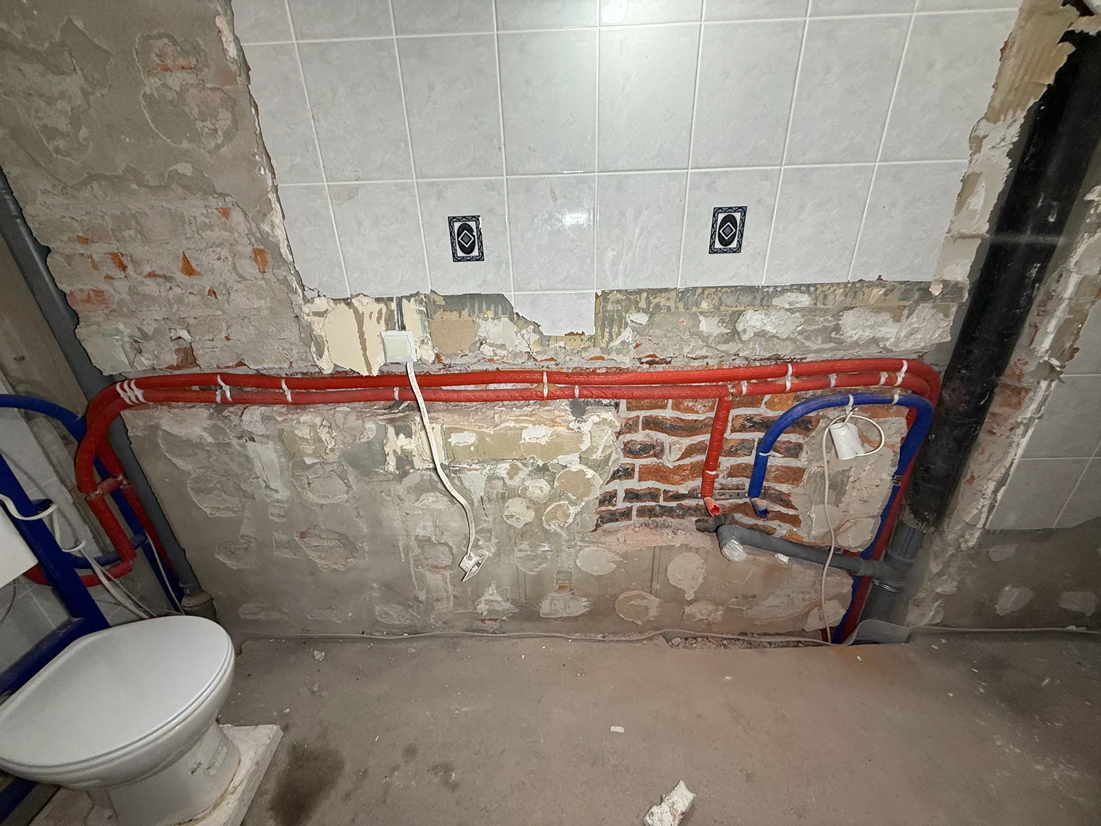 Instalacje wodno-kanalizacyjne — realizacja MGAZ Rozprowadzone instalacje wodno-kanalizacyjne w budynku