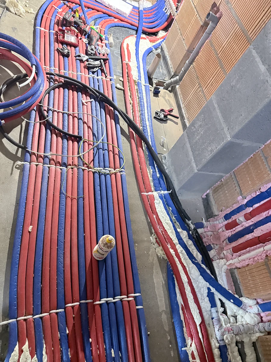 Instalacje wodno-kanalizacyjne — realizacja MGAZ Rozprowadzone instalacje wodno-kanalizacyjne w budynku