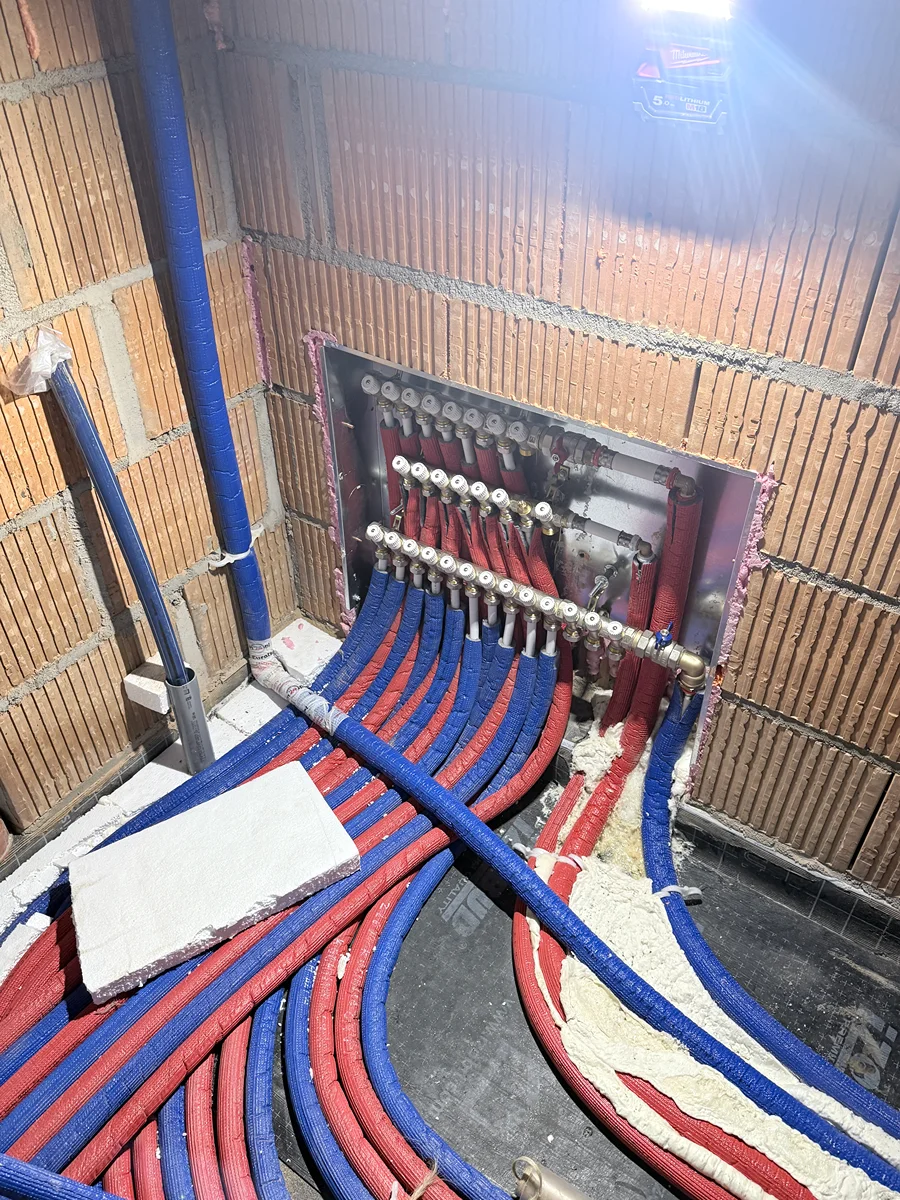 Instalacje wodno-kanalizacyjne — realizacja MGAZ Rozprowadzone instalacje wodno-kanalizacyjne w budynku