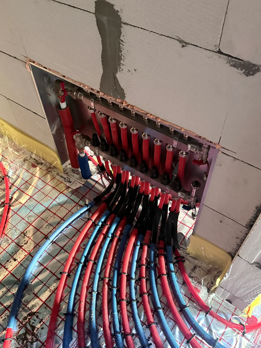 Instalacje wodno-kanalizacyjne — realizacja MGAZ Rozprowadzone instalacje wodno-kanalizacyjne w budynku
