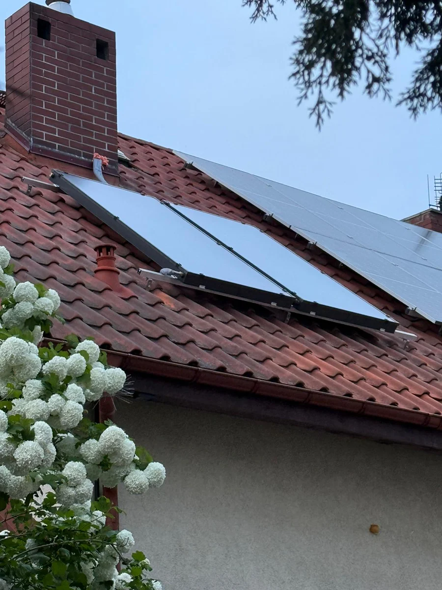 Montaż kolektorów słonecznych — realizacja MGAZ Kolektory słoneczne zamontowane na dachu budynku