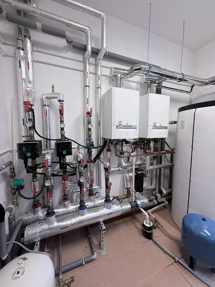 Modernizacja kotłowni — realizacja MGAZ Zmodernizowana kotłownia z rozdzielaczem i zasobnikiem CWU
