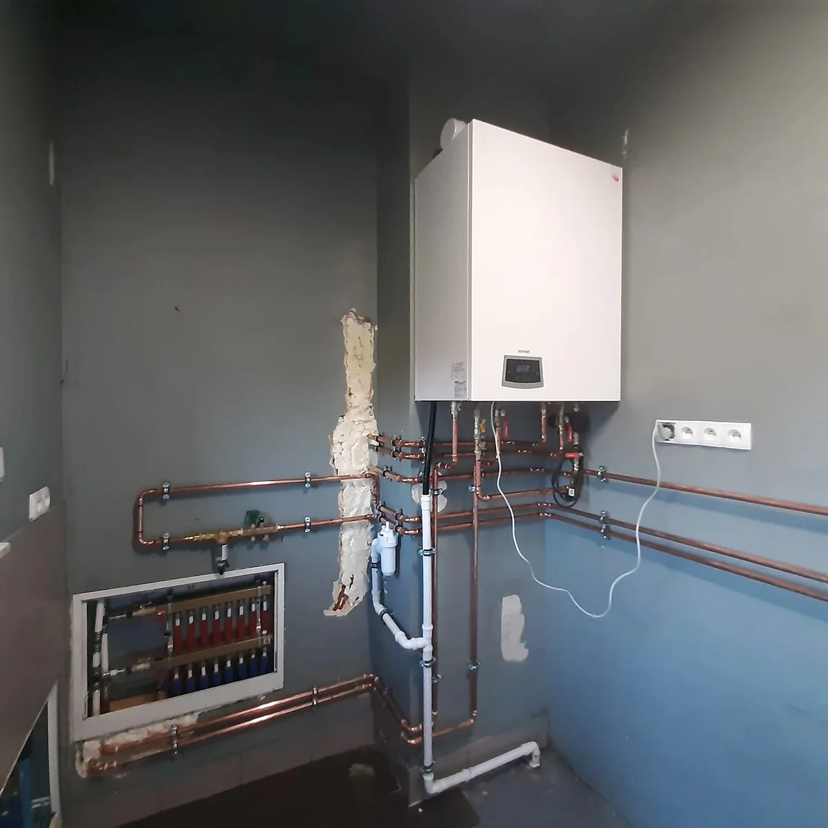 Montaż kotła gazowego — realizacja MGAZ Zamontowany kocioł gazowy kondensacyjny z instalacją miedzianą