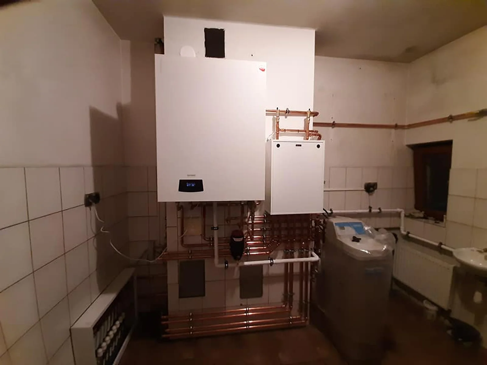 Montaż kotła gazowego — realizacja MGAZ Zamontowany kocioł gazowy kondensacyjny z instalacją miedzianą