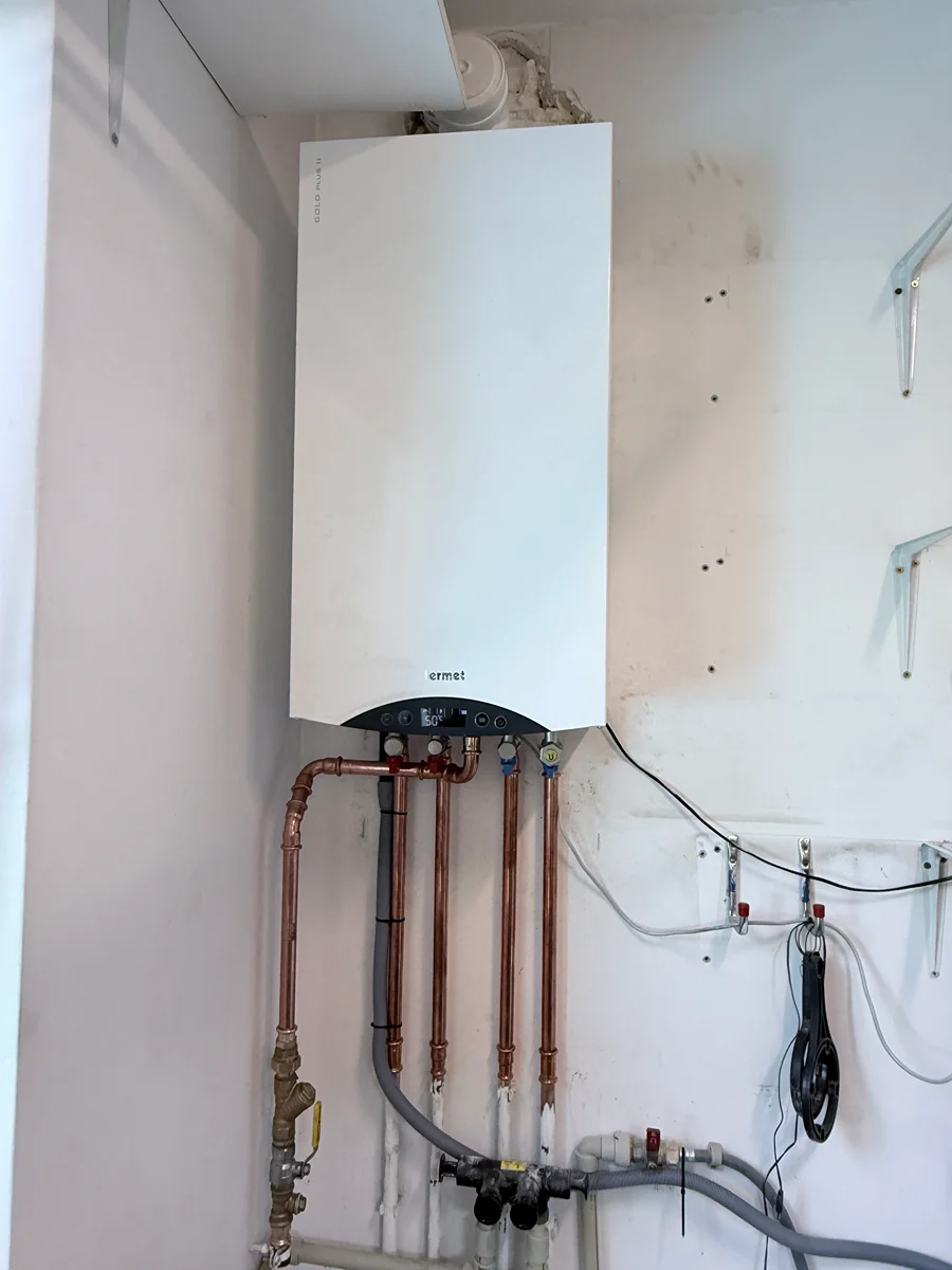 Montaż kotła gazowego — realizacja MGAZ Zamontowany kocioł gazowy kondensacyjny z instalacją miedzianą