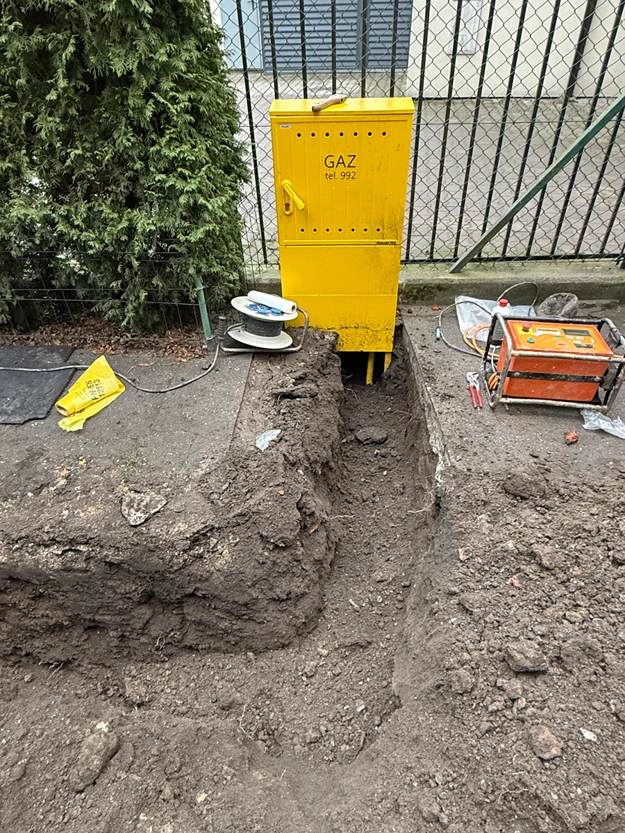 Przyłącze gazowe do domu — realizacja MGAZ Budowa przyłącza gazowego — żółta rura gazowa w wykopie