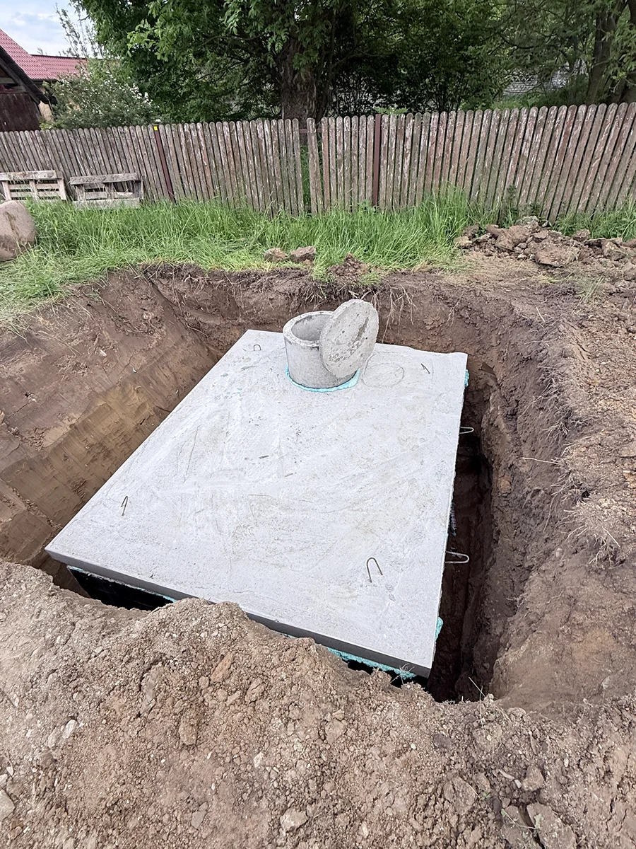 Montaż szamba i oczyszczalni ścieków — realizacja MGAZ Montaż zbiornika na ścieki w przygotowanym wykopie