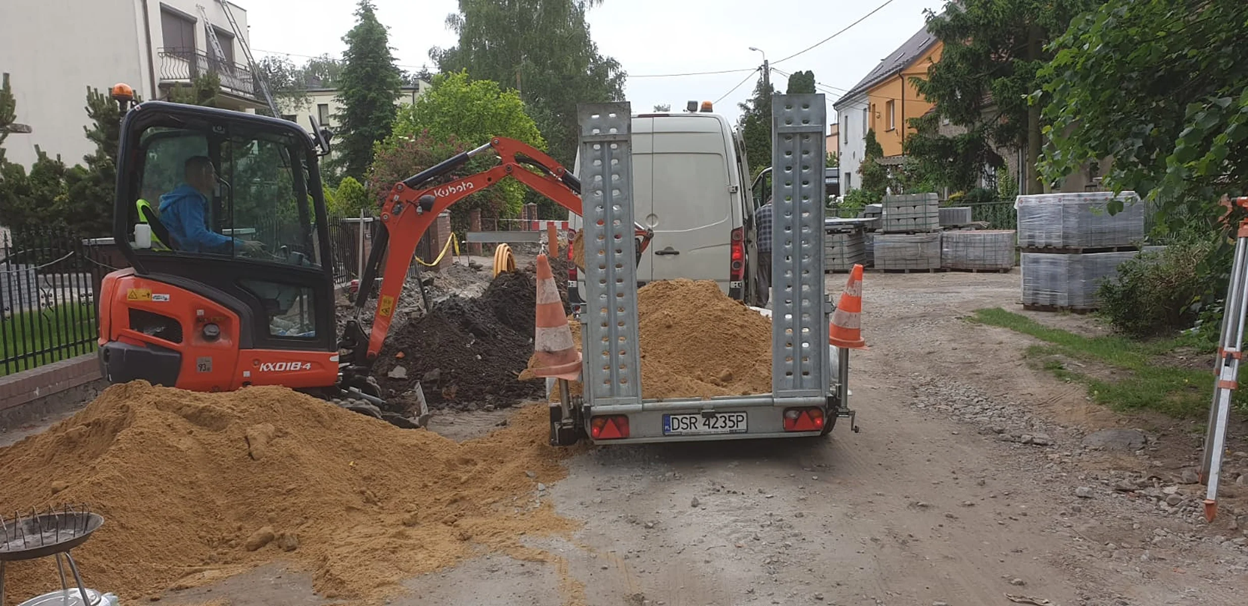 Usługi minikoparką — realizacja MGAZ Minikoparka wykonująca wykop na działce