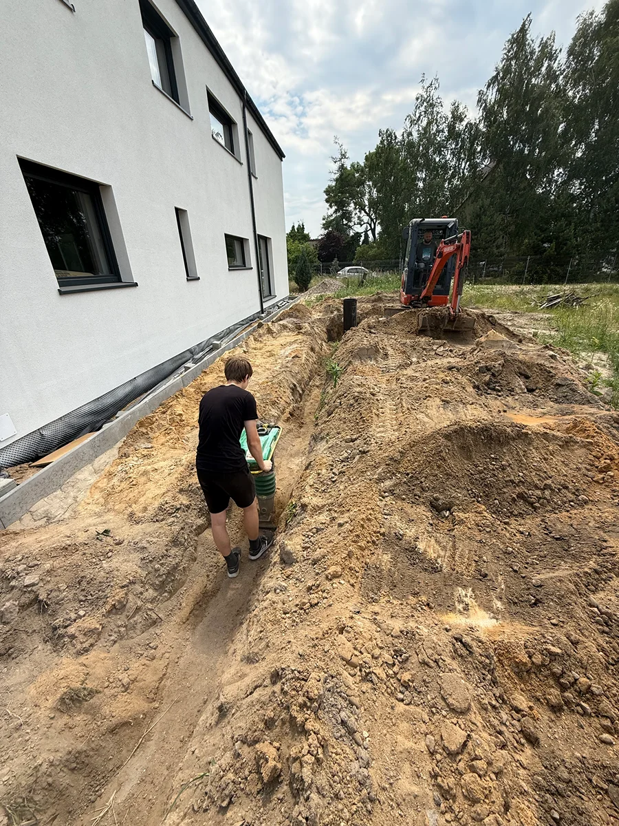 Usługi minikoparką — realizacja MGAZ Minikoparka wykonująca wykop na działce