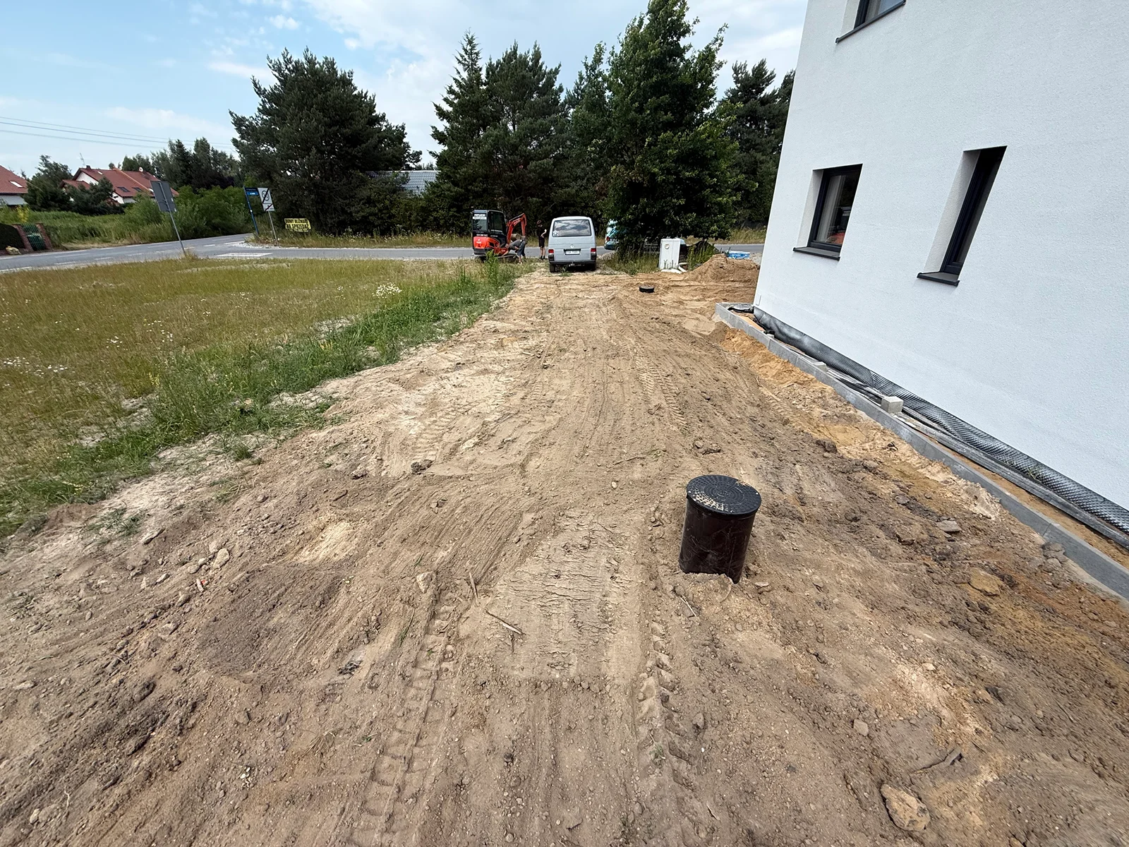 Usługi minikoparką — realizacja MGAZ Minikoparka wykonująca wykop na działce